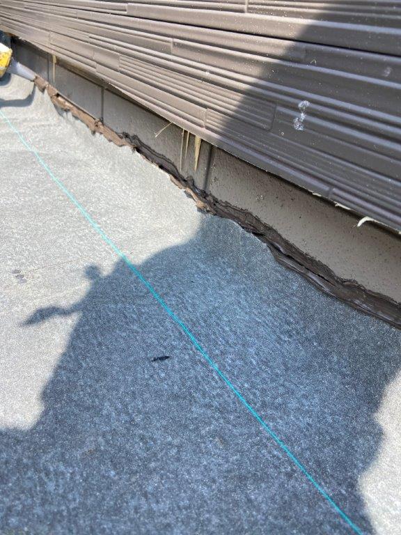 リフォーム前:屋根防水処理の施工中の様子
