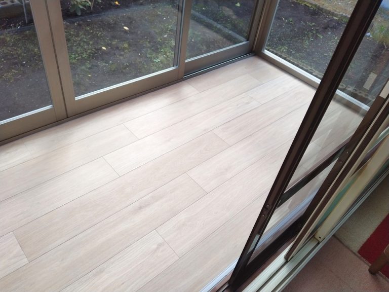 リフォーム後:厚みのあるガラスで断熱性が向上したサンルーム内部