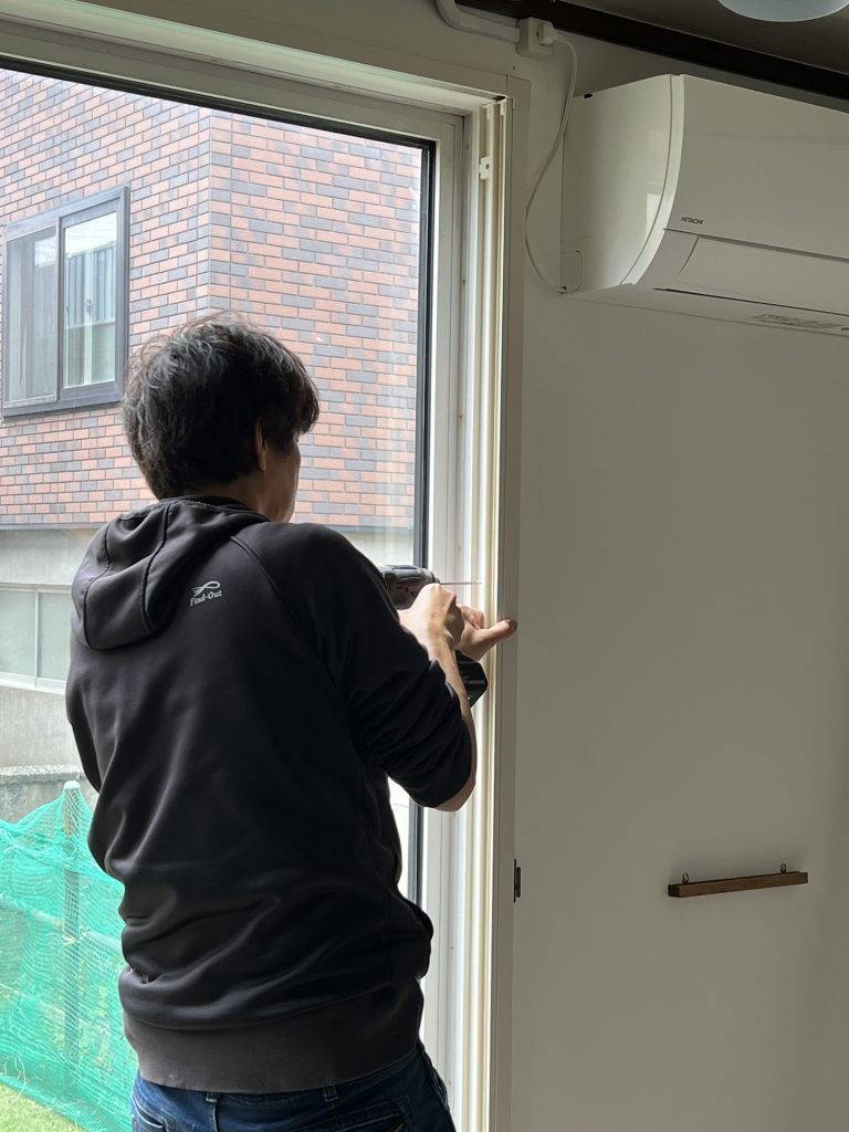 内窓フレームにレールを取り付ける作業