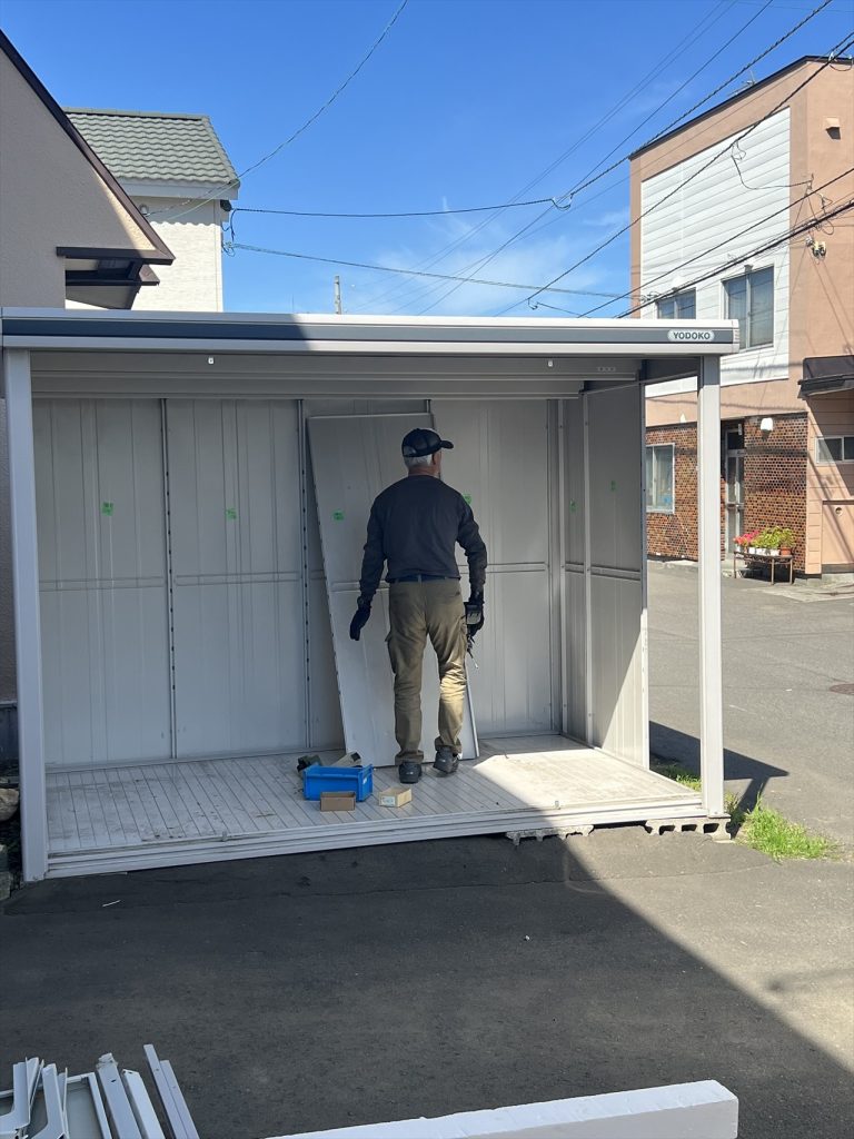 リフォーム中:物置のドアと壁を解体している工程