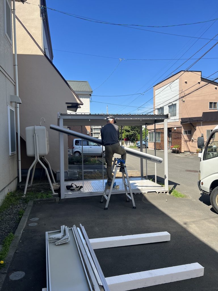 "リフォーム中:物置の屋根と床を解体する様子