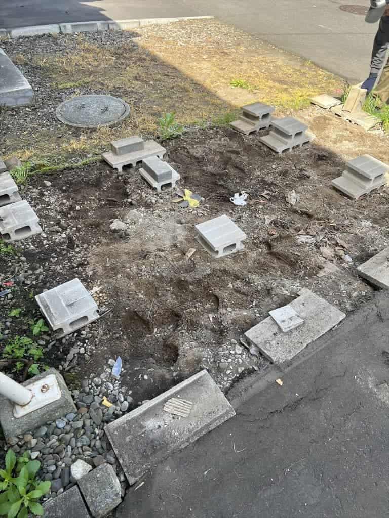 "リフォーム中:完全に解体された物置パーツ