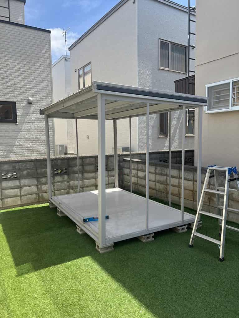 "リフォーム中:物置の壁面組立作業の様子