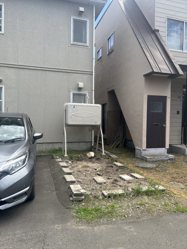 リフォーム中:駐車場拡張部分の地面整備作業