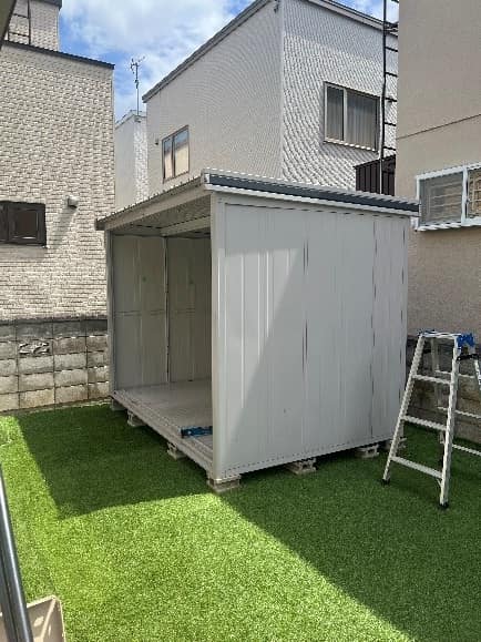 リフォーム中:物置の屋根部分の取り付け作業