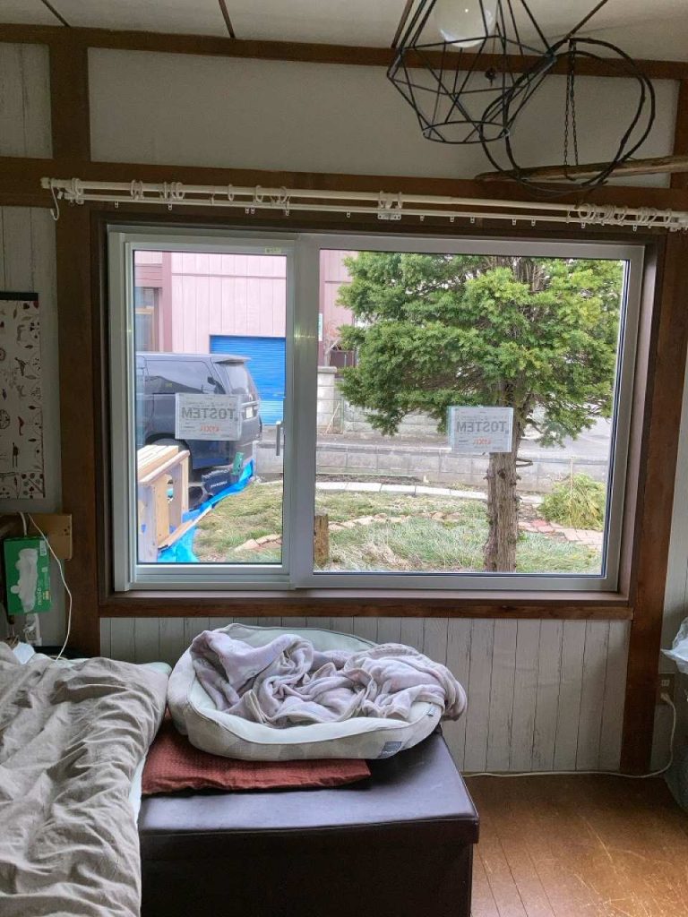 リフォーム後:断熱効果が高まった新しい窓からの眺め
