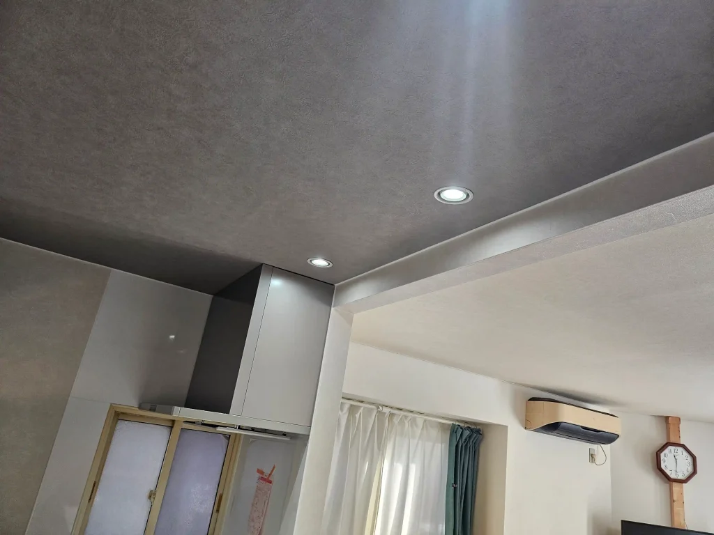 リフォーム後:ライン照明で広く見えるキッチン全体