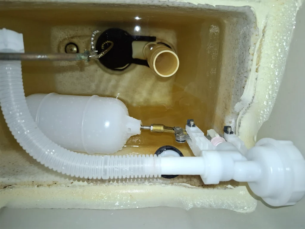 リフォーム後:ボールタップ交換により水漏れが解消されたトイレ
