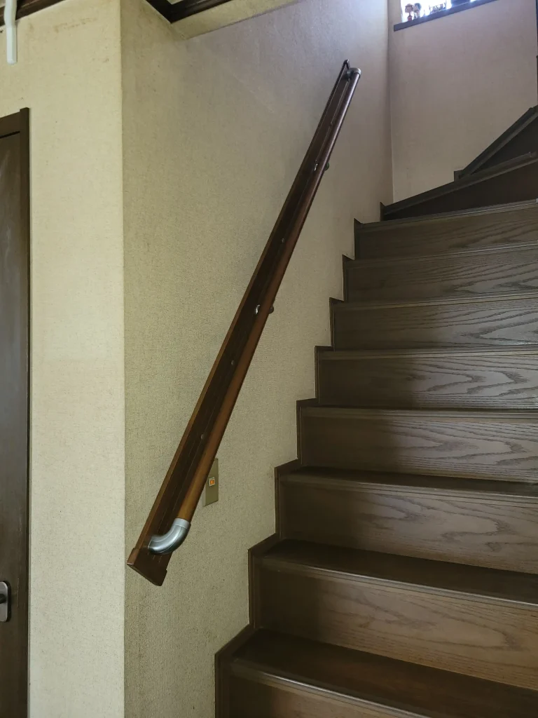 リフォーム後:ベースプレートを使用して確実に施工された階段手すり