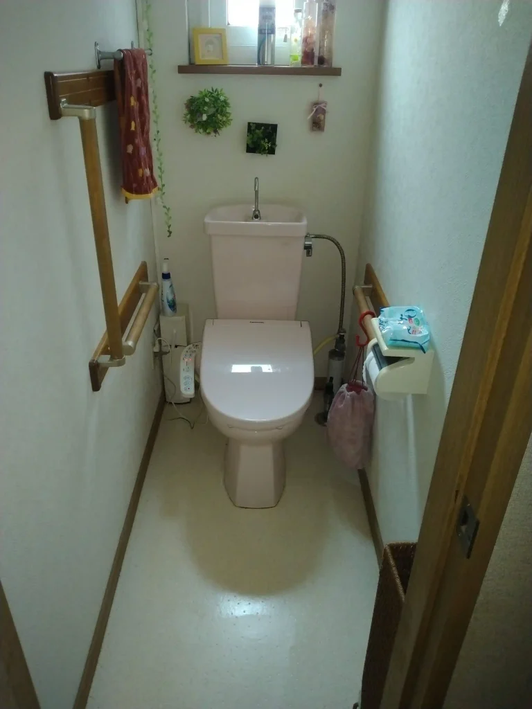 リフォーム前:老朽化したトイレ設備