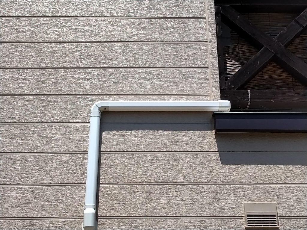 リフォーム後:新品に交換されたエアコンホースカバー