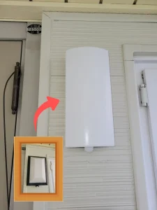 リフォーム後：DAIKO人感センサー付き照明が設置された明るい玄関の様子