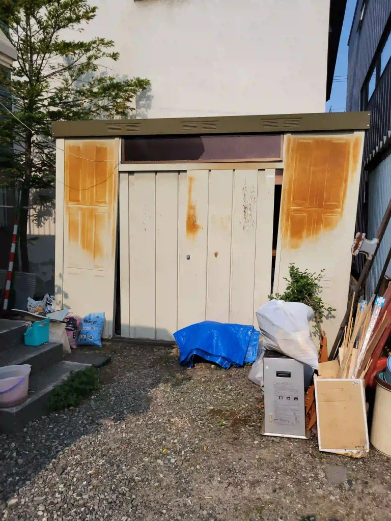 リフォーム前:錆びて傾いた古い物置の状態