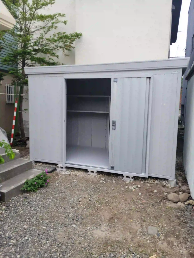 リフォーム後:新設されたイナバ物置の外観