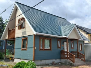 リフォーム後：ツートンカラーに塗装されたスウェーデンハウスの美しい外観