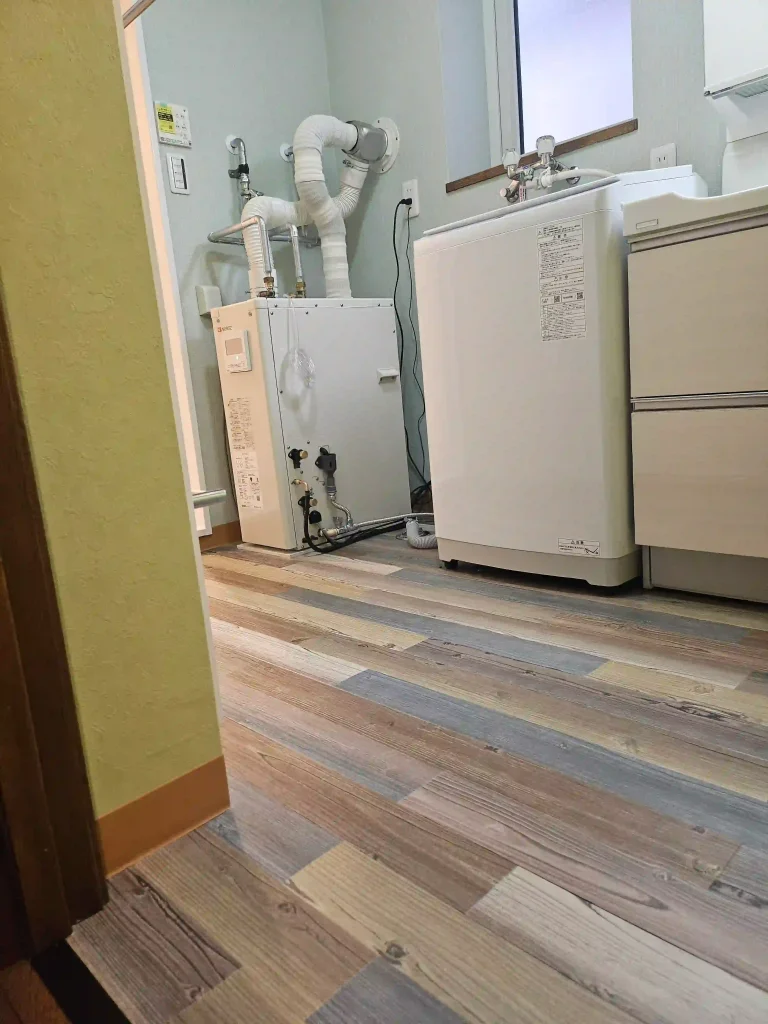リフォーム後:明るく機能的になった洗面化粧台周辺