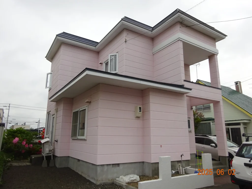 リフォーム前:色褪せが進行した住宅の外壁と屋根