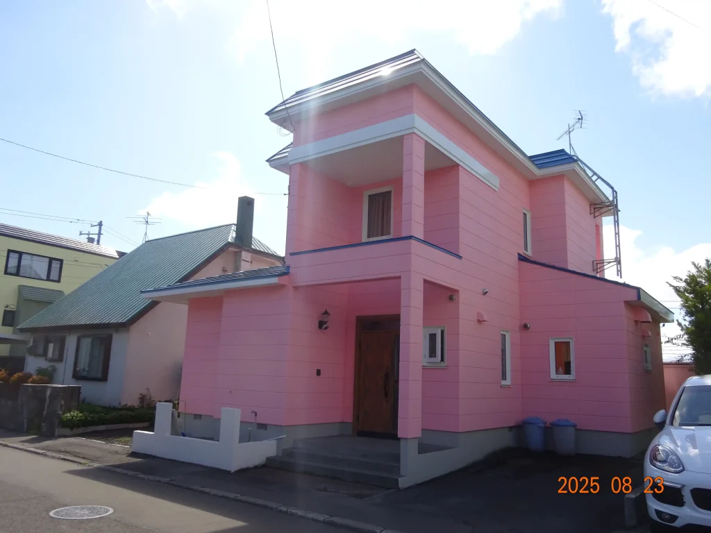 リフォーム後:ピンク系ハワイアンカラーで生まれ変わった住宅正面