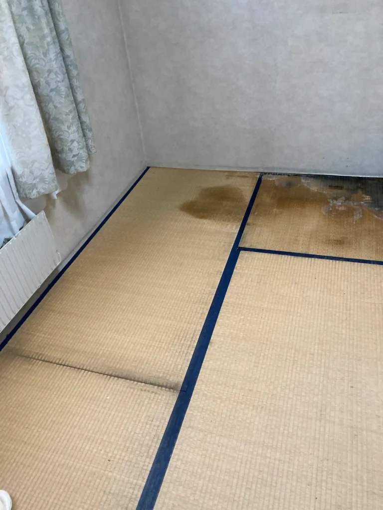 リフォーム前:水漏れで損傷した和室の畳と壁紙