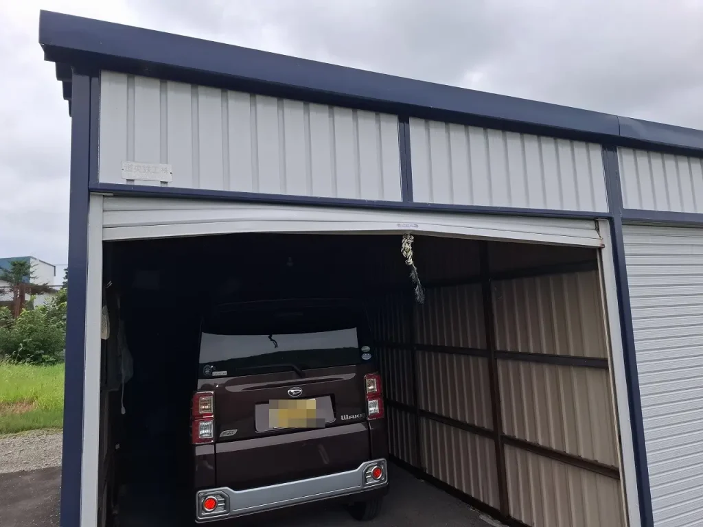 リフォーム前:車との接触で曲がってしまったシャッターのスラット部分