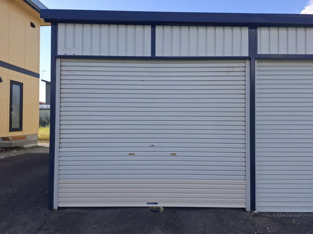 リフォーム後:スラット交換により新品同様に蘇ったシャッター全体