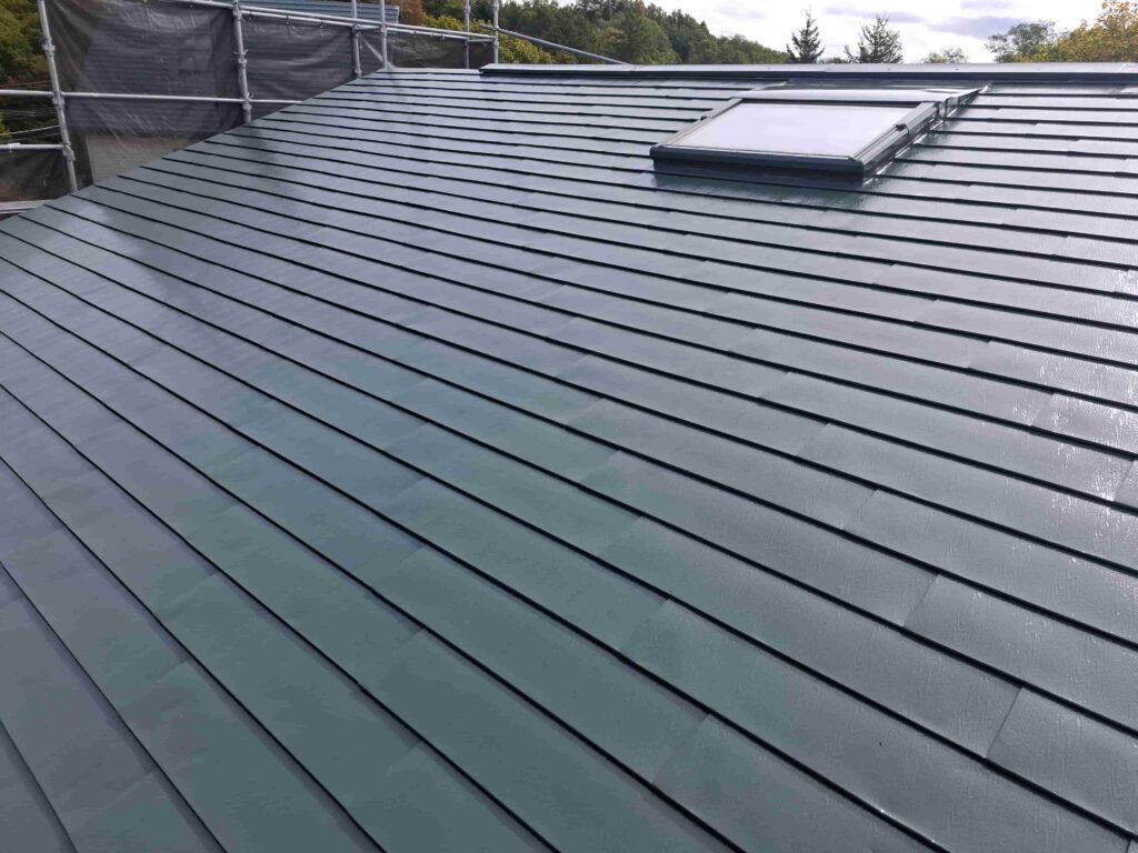 リフォーム後：モスグリーンで統一された屋根の全景