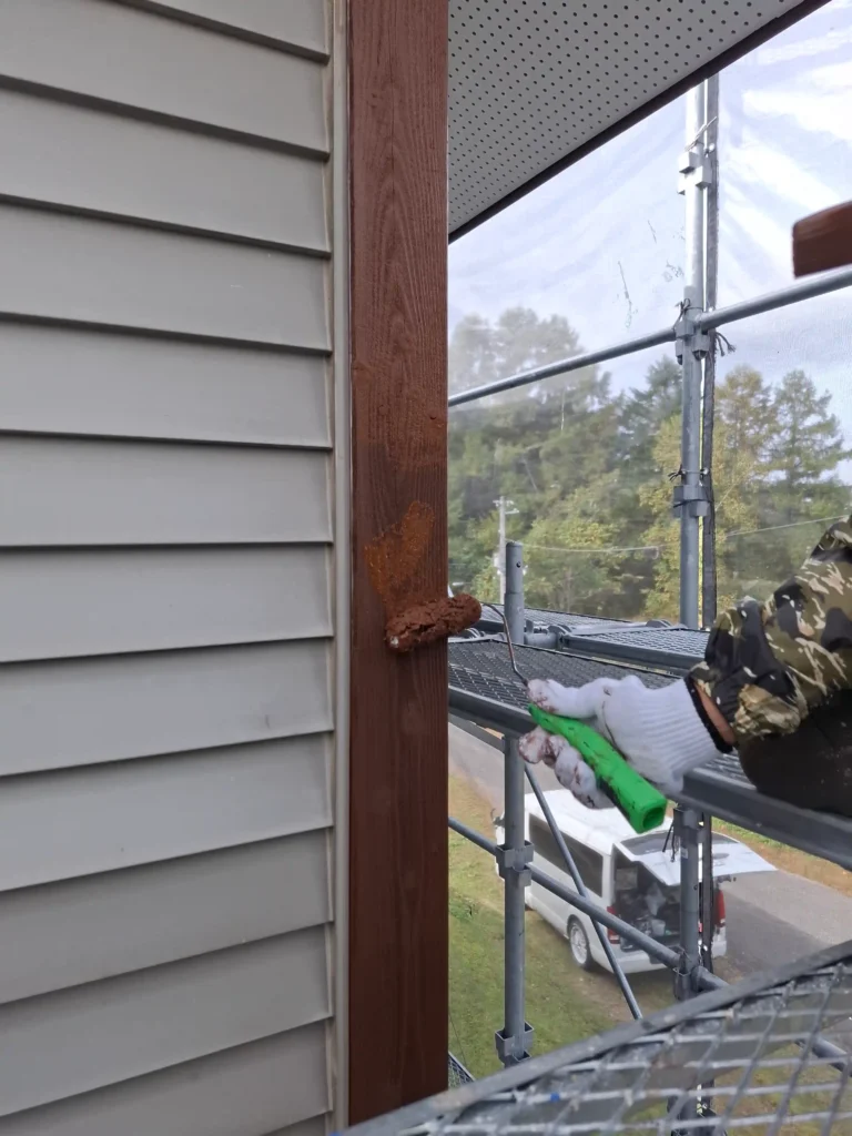 施工中：破風板への丁寧な塗装作業