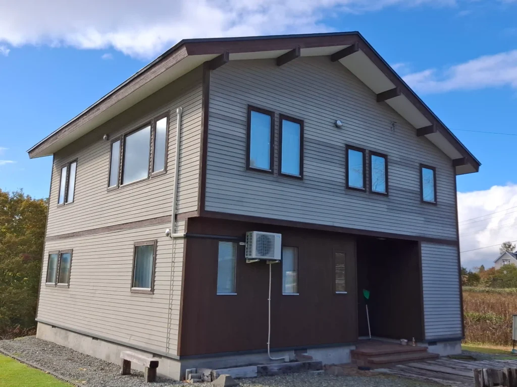 リフォーム後：ラセットブラウンに塗装された木製サッシの仕上がり