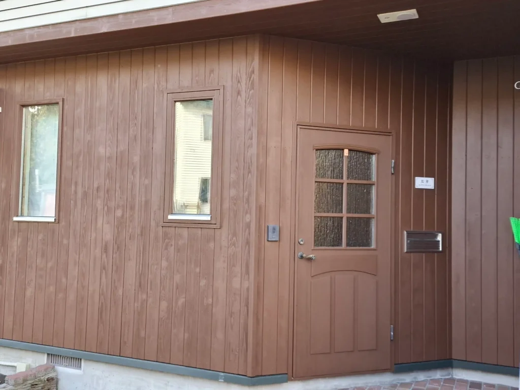 リフォーム後：統一感のある木部塗装の全景