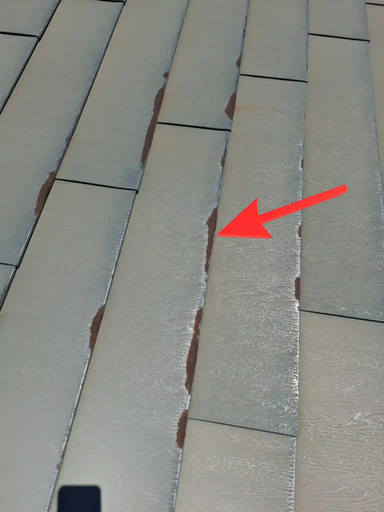 リフォーム前：小口部分に赤さびが発生した屋根の拡大