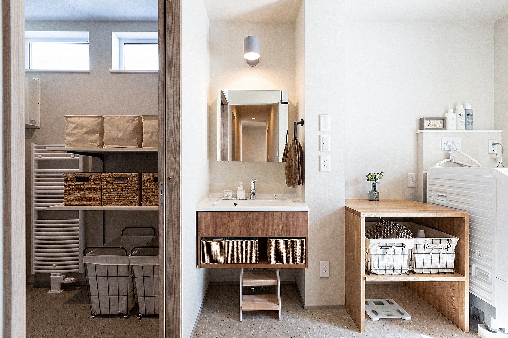 リノベーション後：明るい光が差し込む家事室 ファミリークローゼットと直結