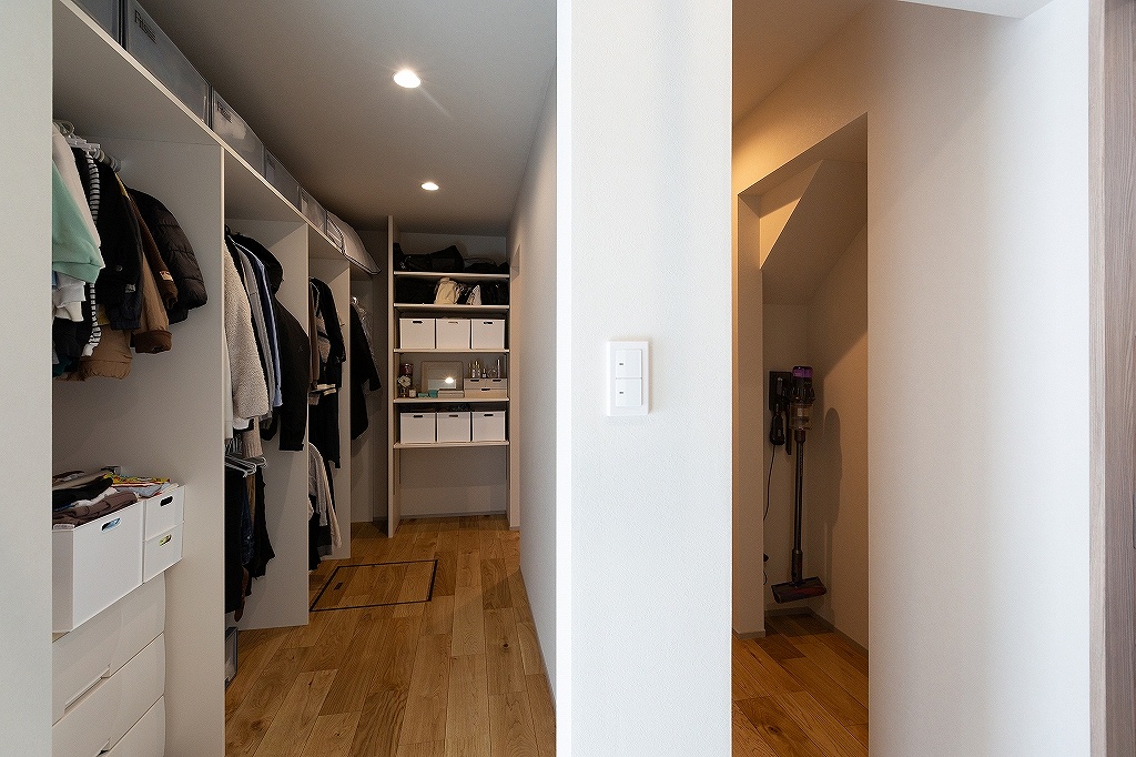 リフォーム後：二方向からアクセス可能なシューズクローゼット内部
