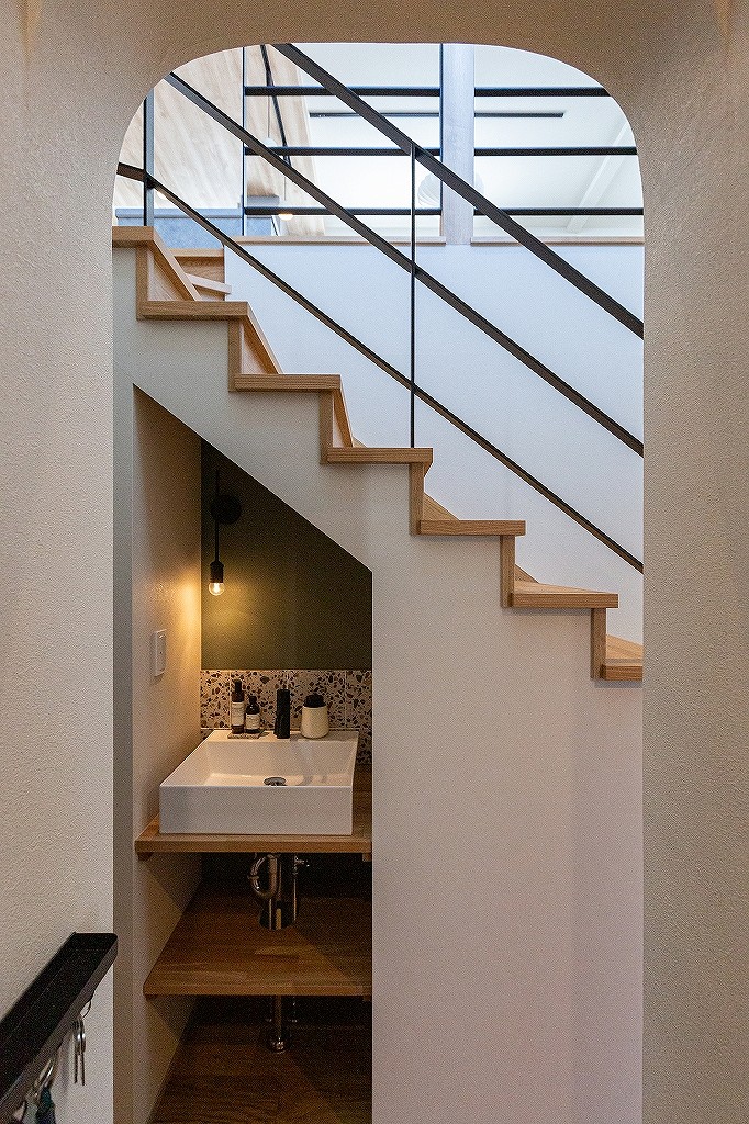 リノベーション後：階段下の手洗いスペース 照明位置を調整したデザイン