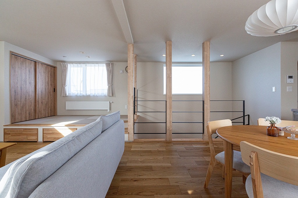 リノベーション後：フロストガラスの階段横フィックス窓 採光とプライバシーを両立