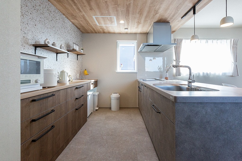 リノベーション後：お手入れしやすいIHコンロとレンジフード ビルトイン食洗機付き