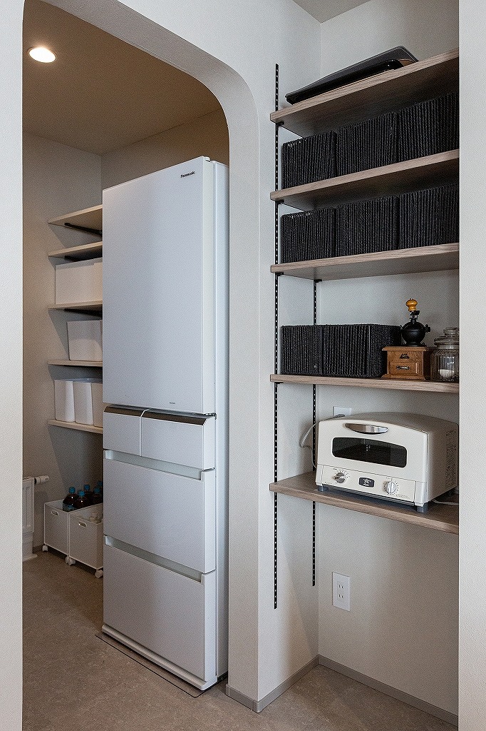 リノベーション後：冷蔵庫も収まる大容量パントリー 生活感を隠せる収納設計