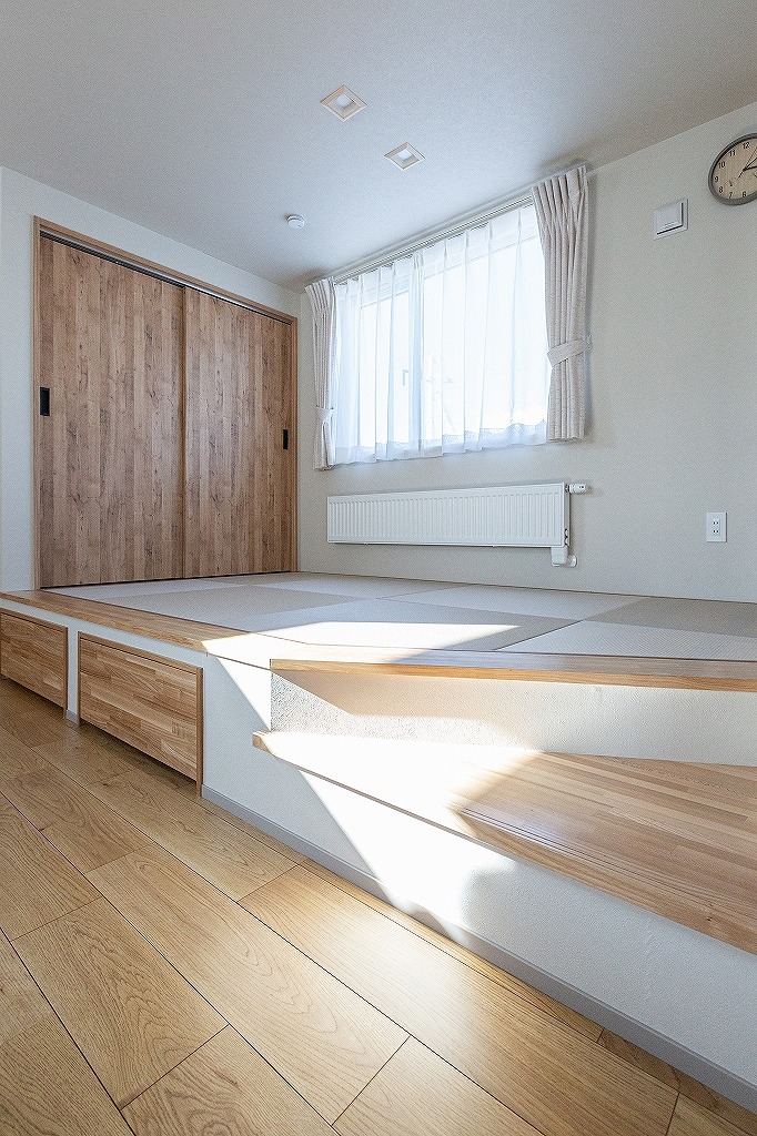 リノベーション後：戸棚と引き出し収納を備えた小上がり 子供の遊び場兼収納スペース