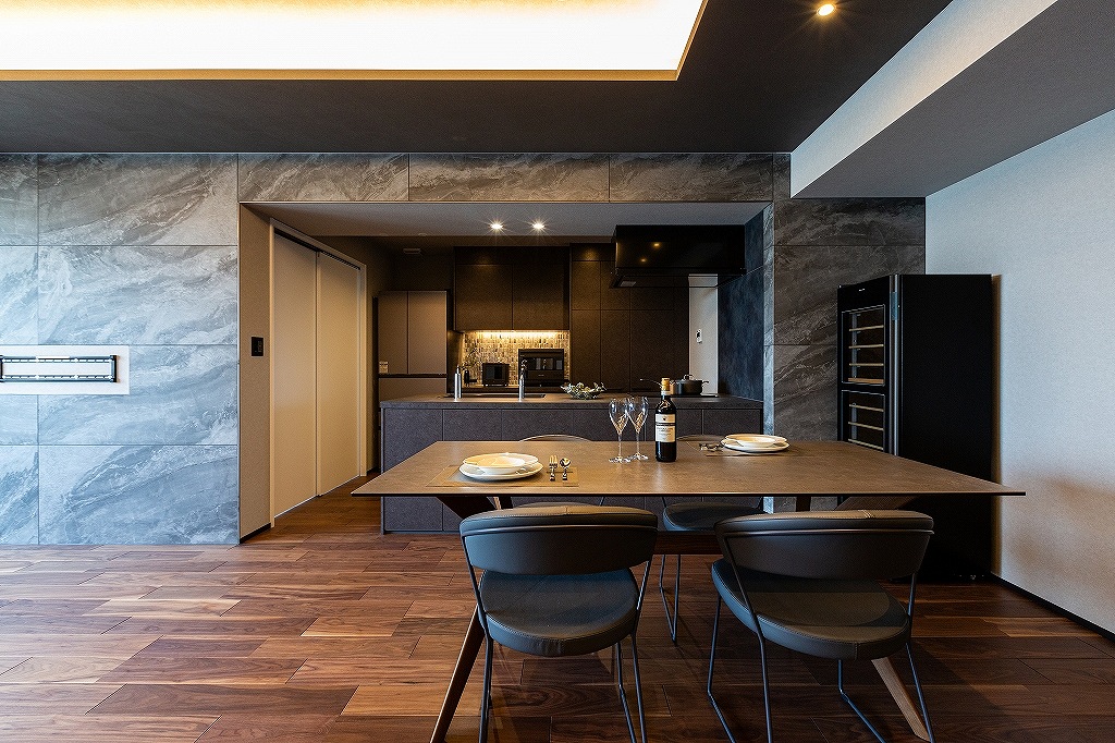 リノベーション後:折り上げ天井と間接照明を配した広々としたLDK全景