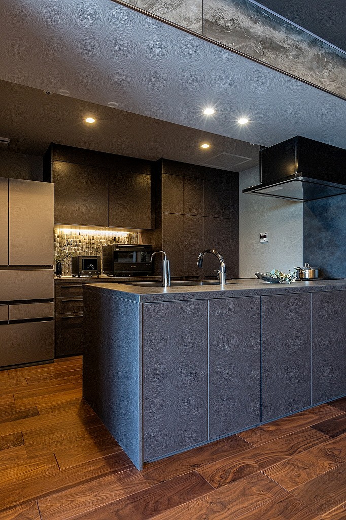 リノベーション後:LIXIL リシェル グレースグレー色の対面キッチン全景