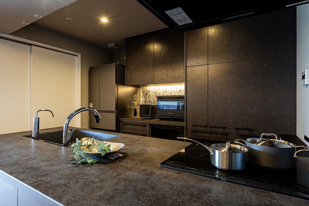 リノベーション後:ニューヨーカーガラスタイルを配したカップボード背面と大容量収納