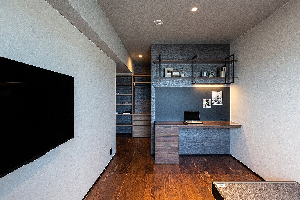 リノベーション後:デスクと飾り棚を備えた奥様の個室空間