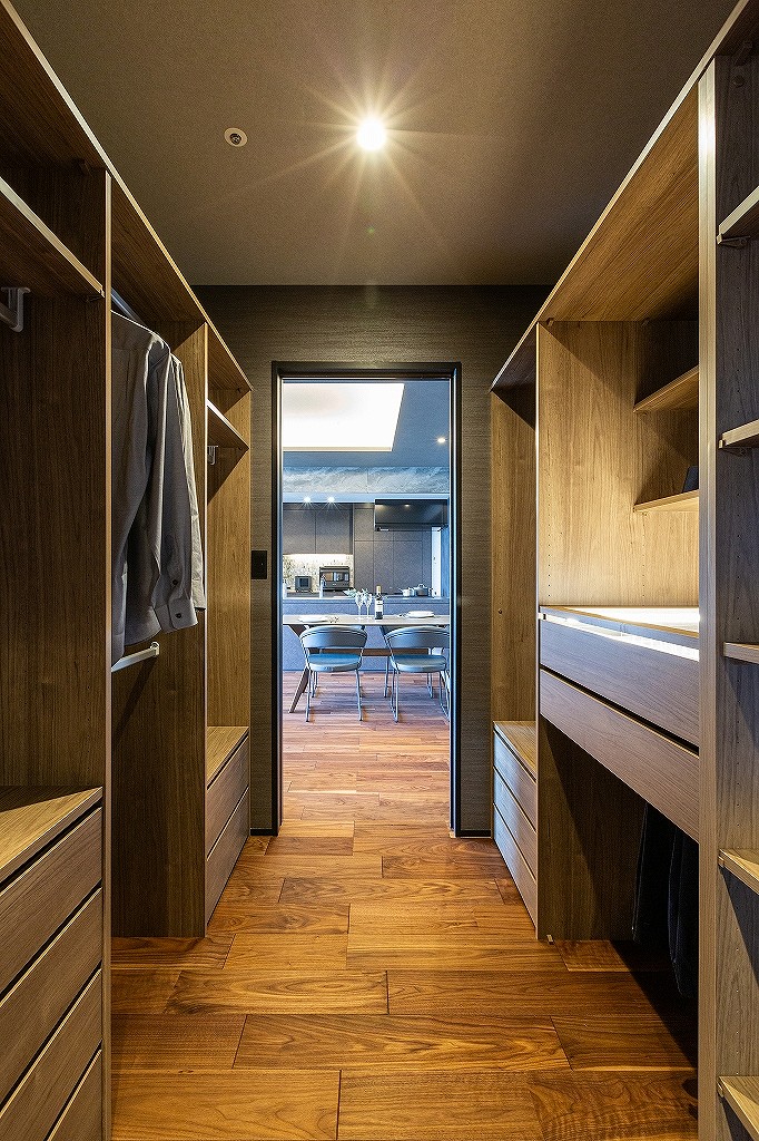 リノベーション後:旦那様エリアのウォークスルークローゼット収納棚