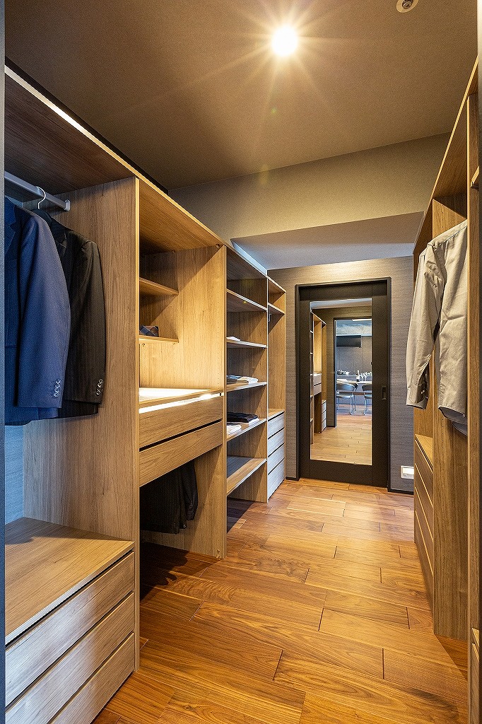 リノベーション後:間接照明付きギャラリー収納で貴金属を美しく展示するクローゼット