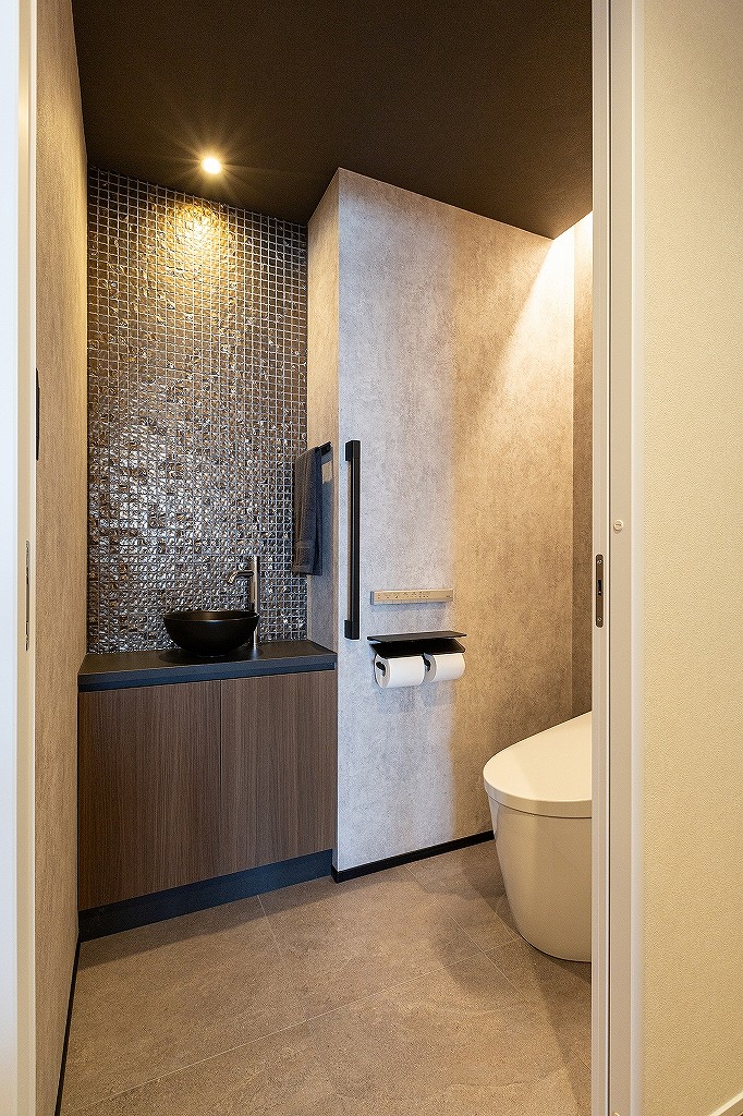 リノベーション後:きらびやかなタイルと間接照明で演出した華やかなトイレ空間