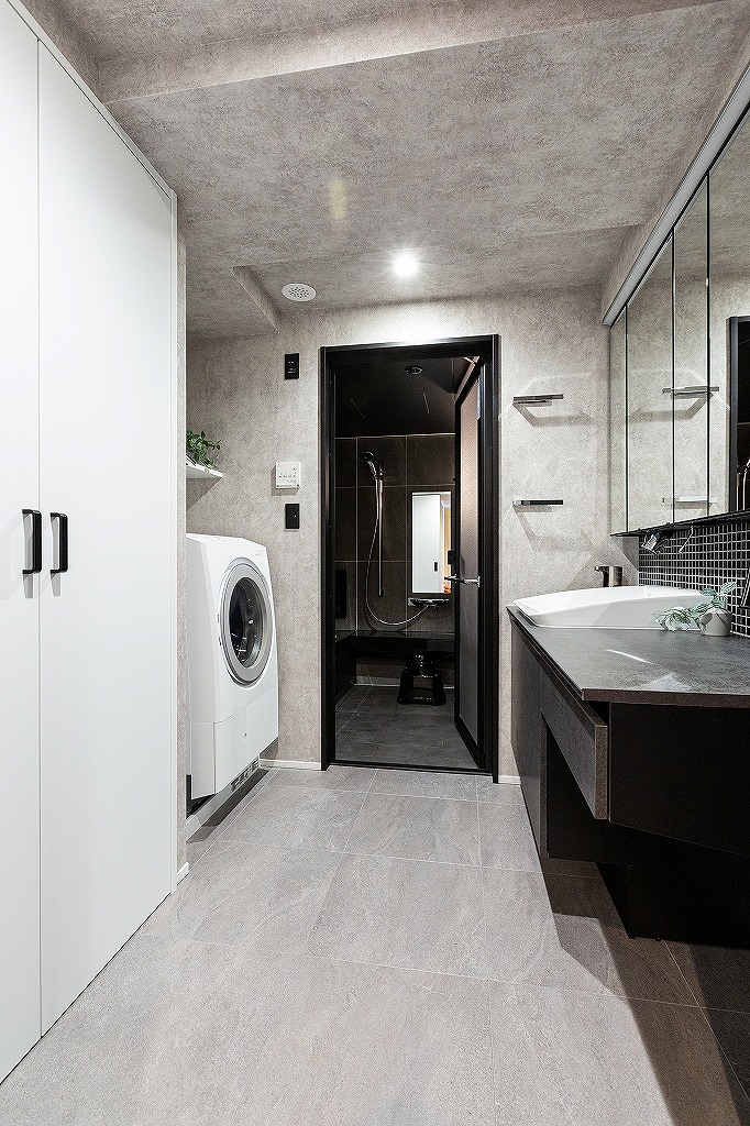 リノベーション後:清潔感のある白を基調とした洗面室全体