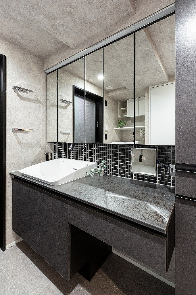 リノベーション後:LIXIL ルミシスの洗面化粧台とキッチン面材のトール収納