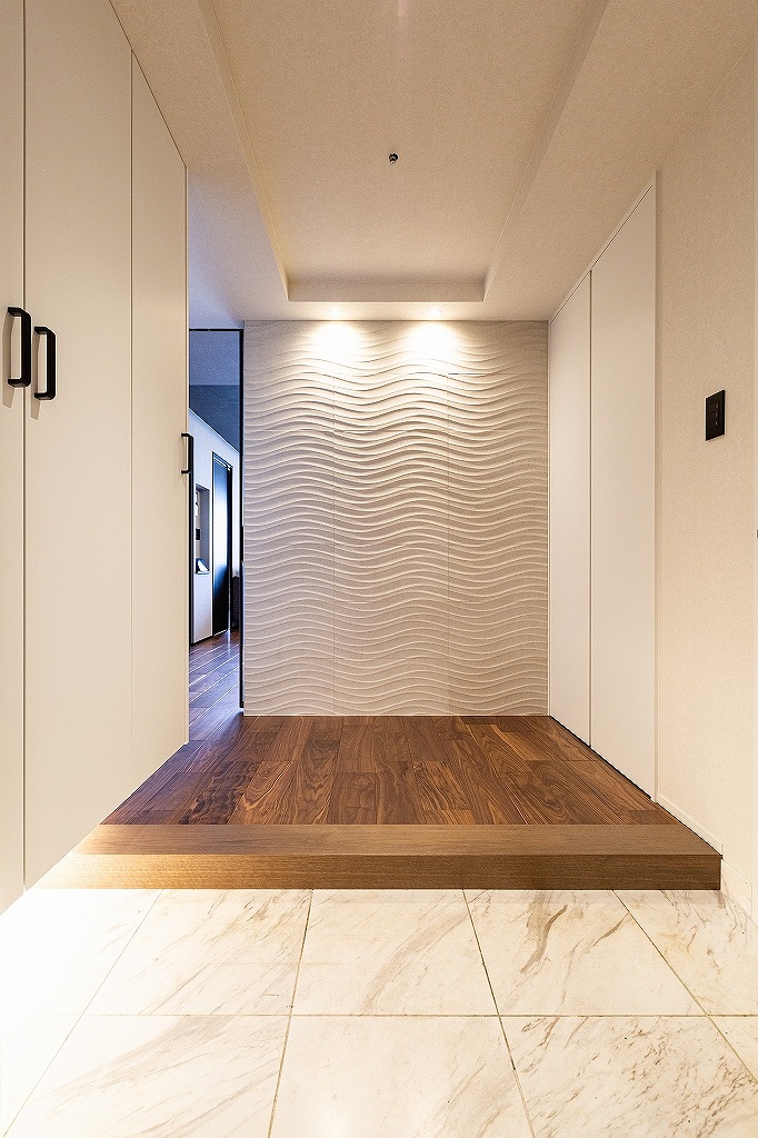 リノベーション後:名古屋モザイクタイル シルクジャーニーを使用した玄関正面の壁