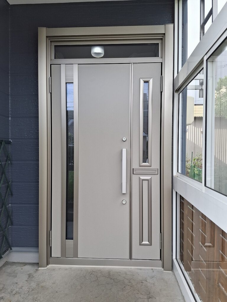 リフォーム後：高断熱ドアに交換してすっきりとした玄関まわりの様子