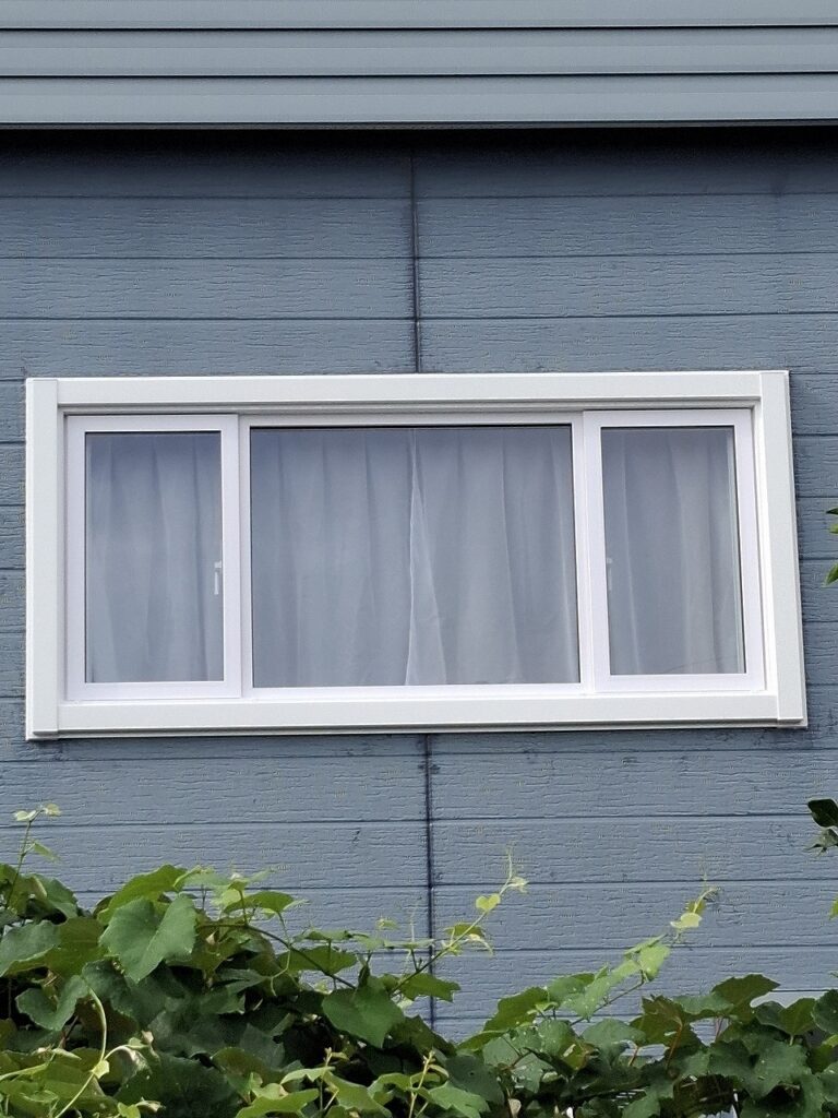 リフォーム後：リクシル樹脂窓EWに交換した外窓の室内側の様子