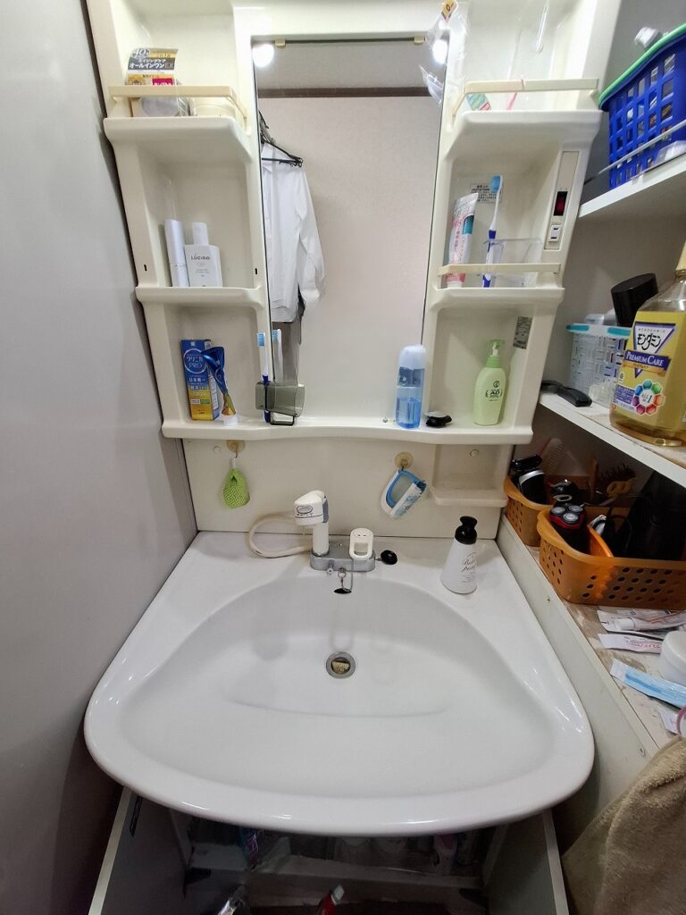 リフォーム前:30年使用で水栓から水漏れが発生した古い洗面化粧台